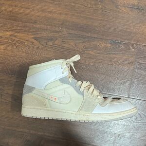 Jordan 1 Mid SE “Craft Inside Out White Grey